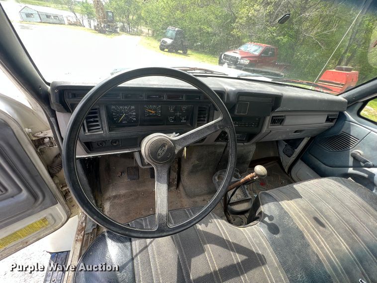 image for item KG9741 1998 Ford F800  flatbed truck