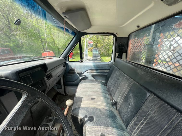 image for item KG9741 1998 Ford F800  flatbed truck