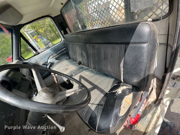 image for item KG9741 1998 Ford F800  flatbed truck