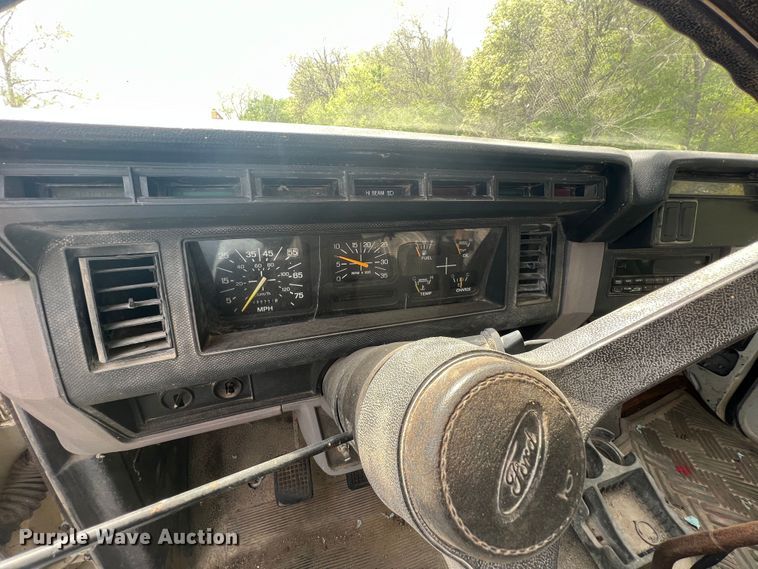 image for item KG9741 1998 Ford F800  flatbed truck