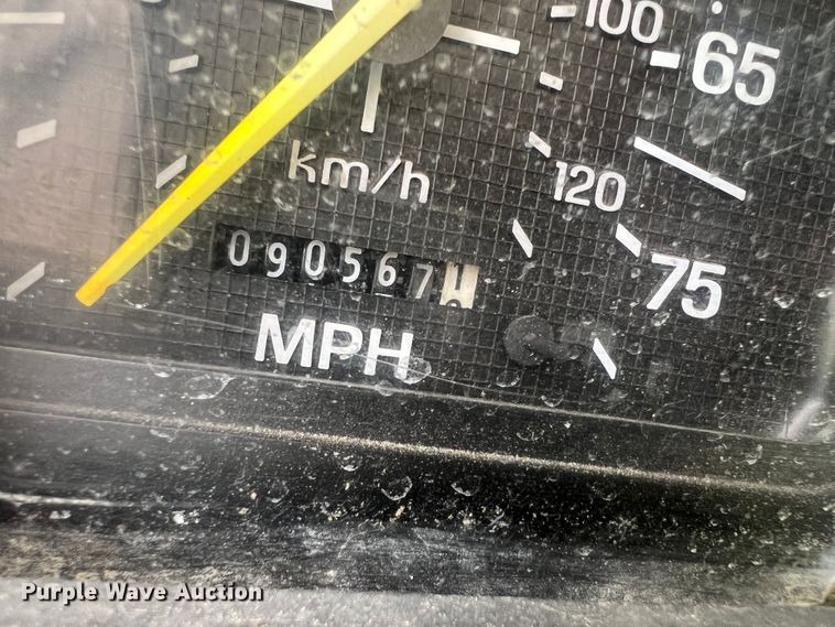 image for item KG9741 1998 Ford F800  flatbed truck