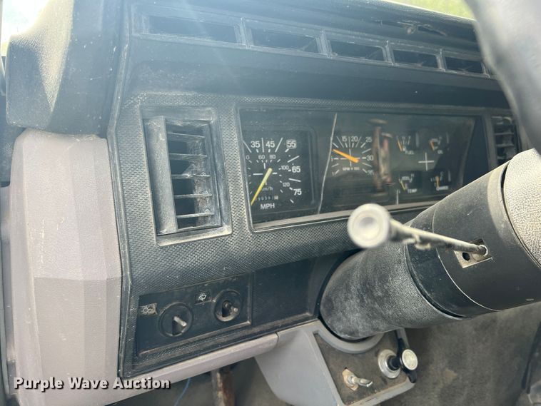 image for item KG9741 1998 Ford F800  flatbed truck