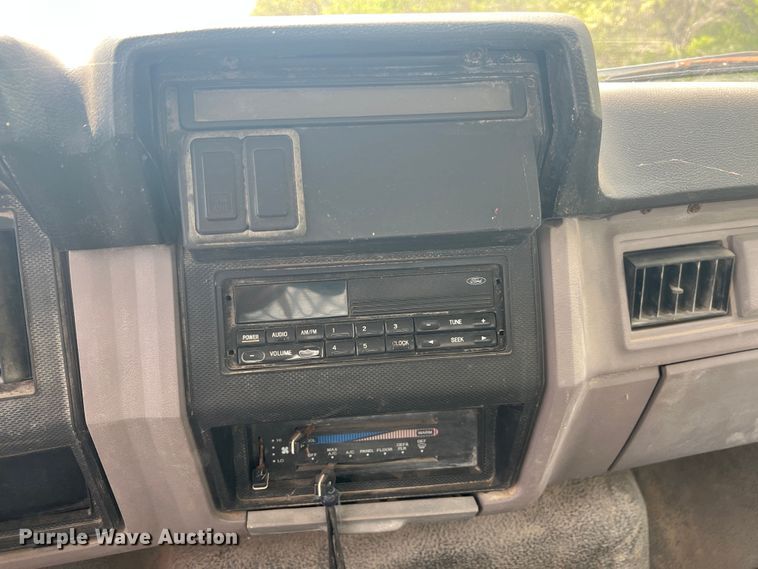 image for item KG9741 1998 Ford F800  flatbed truck