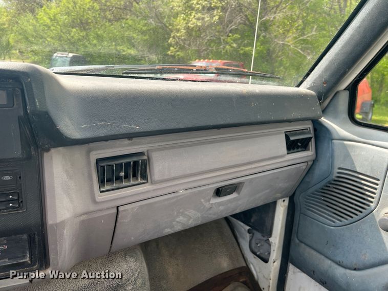 image for item KG9741 1998 Ford F800  flatbed truck