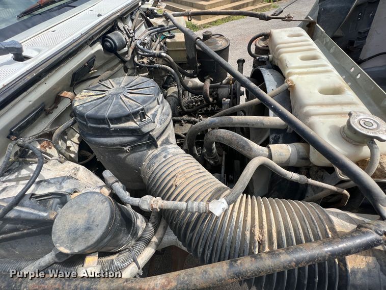 image for item KG9741 1998 Ford F800  flatbed truck