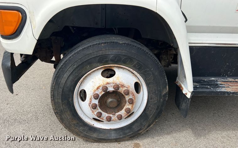 image for item KG9741 1998 Ford F800  flatbed truck