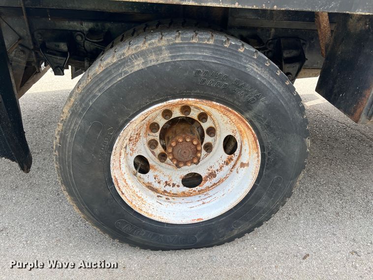 image for item KG9741 1998 Ford F800  flatbed truck