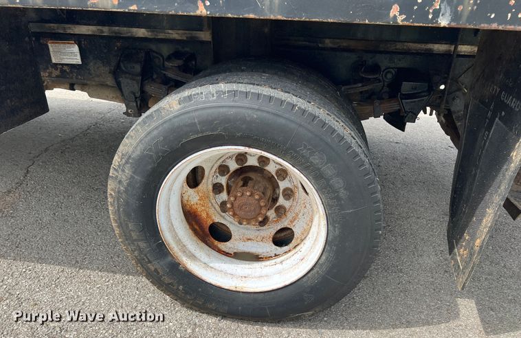 image for item KG9741 1998 Ford F800  flatbed truck