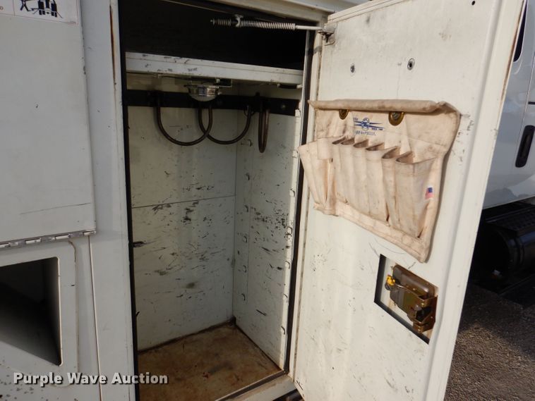 image for item KN9870 2008 International 4300  bucket truck