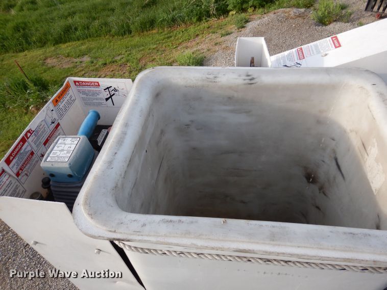 image for item KN9870 2008 International 4300  bucket truck