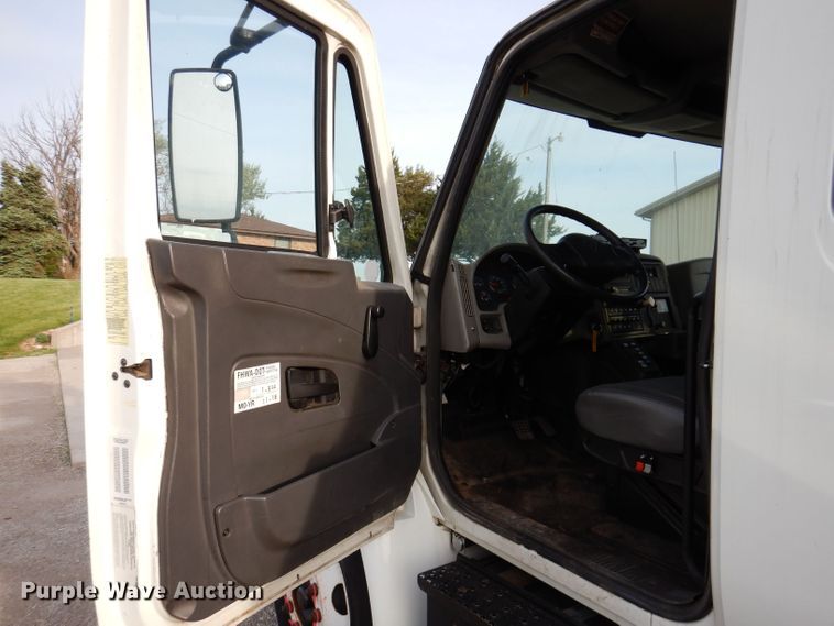 image for item KN9870 2008 International 4300  bucket truck