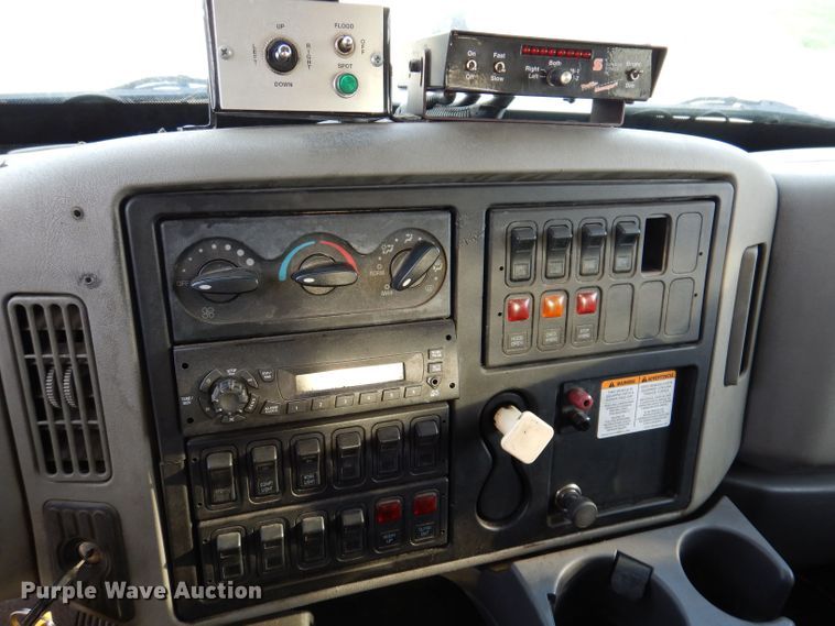 image for item KN9870 2008 International 4300  bucket truck