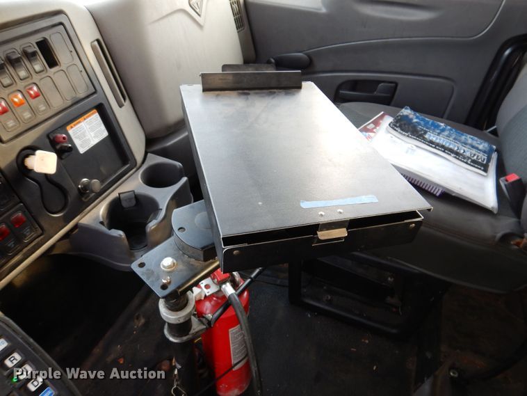 image for item KN9870 2008 International 4300  bucket truck