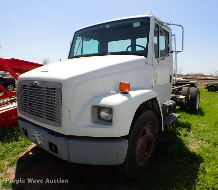 image for item KR9751 2000 Freightliner FL70  truck cab and chassis