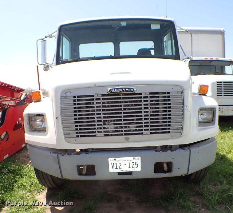 image for item KR9751 2000 Freightliner FL70  truck cab and chassis