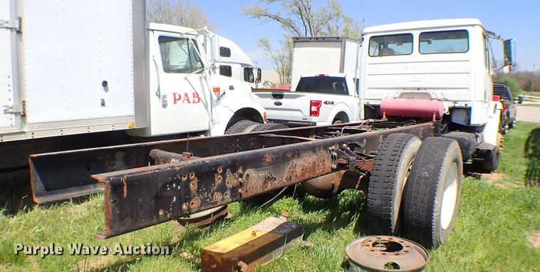 image for item KR9751 2000 Freightliner FL70  truck cab and chassis