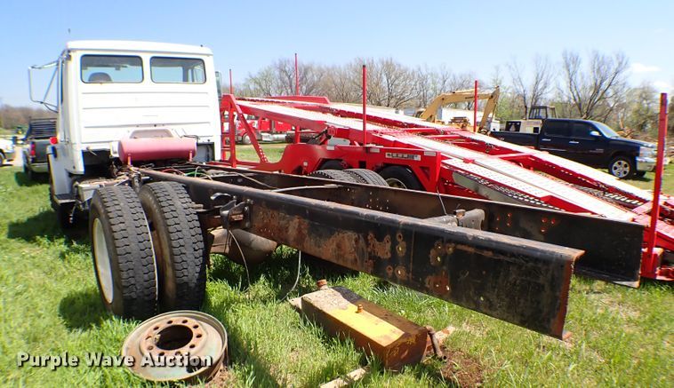 image for item KR9751 2000 Freightliner FL70  truck cab and chassis