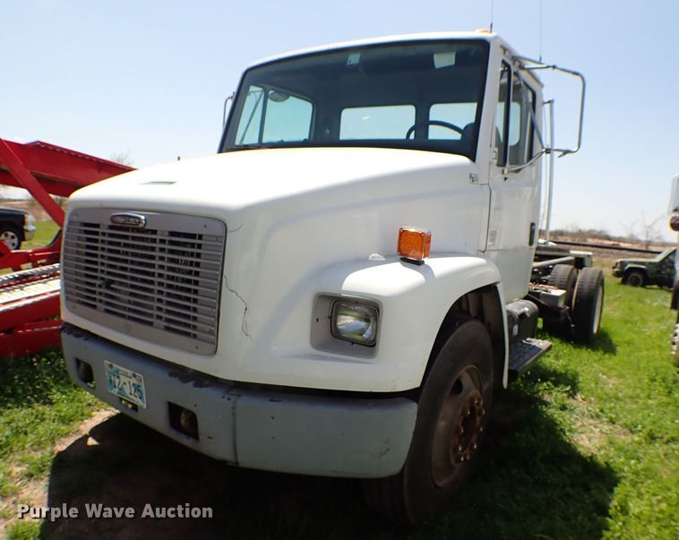image for item KR9751 2000 Freightliner FL70  truck cab and chassis