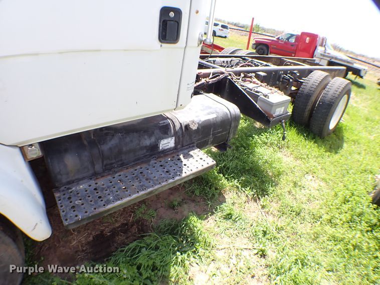 image for item KR9751 2000 Freightliner FL70  truck cab and chassis