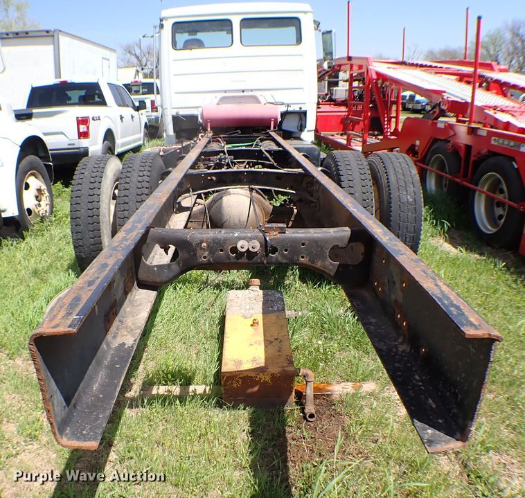 image for item KR9751 2000 Freightliner FL70  truck cab and chassis