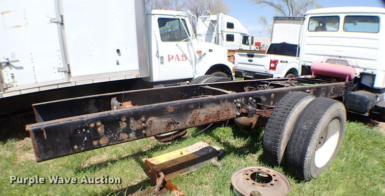 image for item KR9751 2000 Freightliner FL70  truck cab and chassis