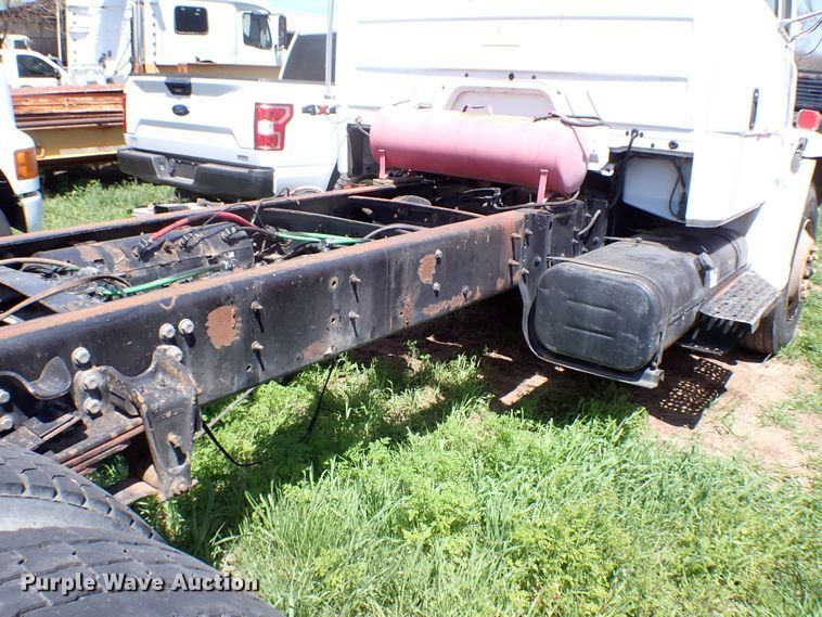 image for item KR9751 2000 Freightliner FL70  truck cab and chassis
