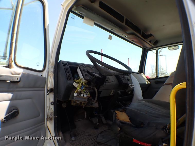 image for item KR9751 2000 Freightliner FL70  truck cab and chassis