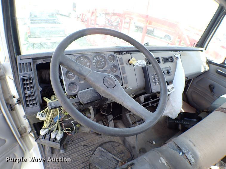 image for item KR9751 2000 Freightliner FL70  truck cab and chassis