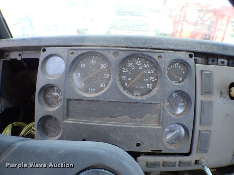 image for item KR9751 2000 Freightliner FL70  truck cab and chassis