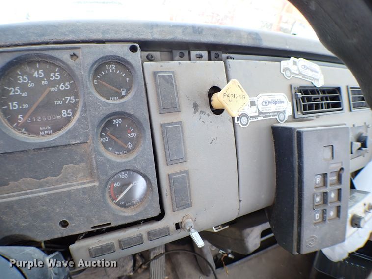 image for item KR9751 2000 Freightliner FL70  truck cab and chassis