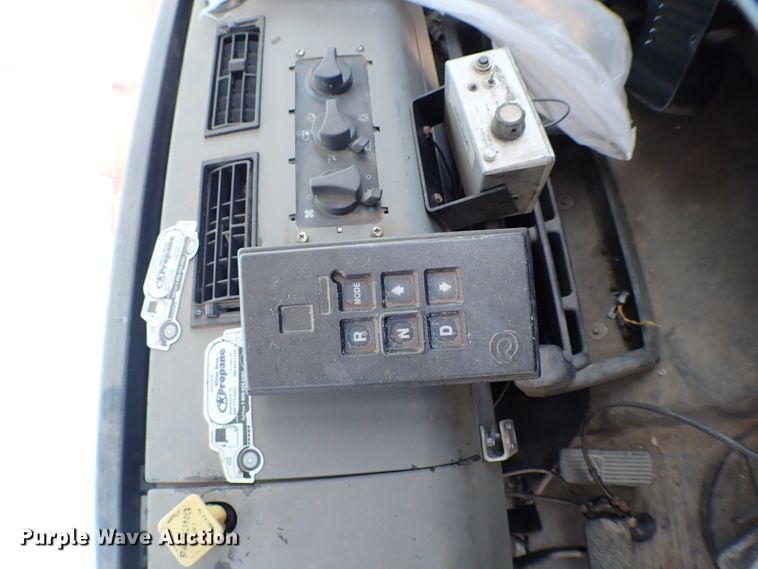 image for item KR9751 2000 Freightliner FL70  truck cab and chassis