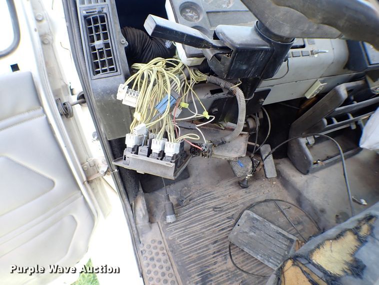 image for item KR9751 2000 Freightliner FL70  truck cab and chassis