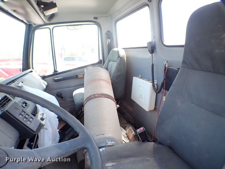 image for item KR9751 2000 Freightliner FL70  truck cab and chassis