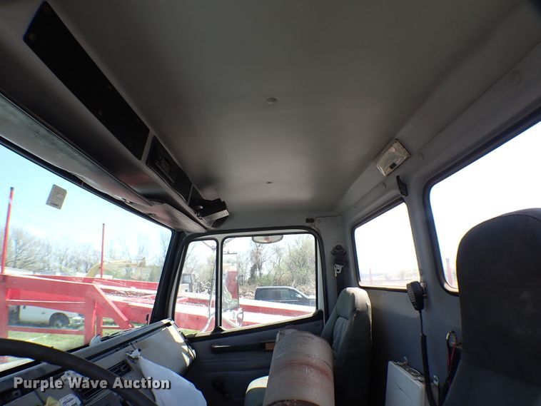 image for item KR9751 2000 Freightliner FL70  truck cab and chassis
