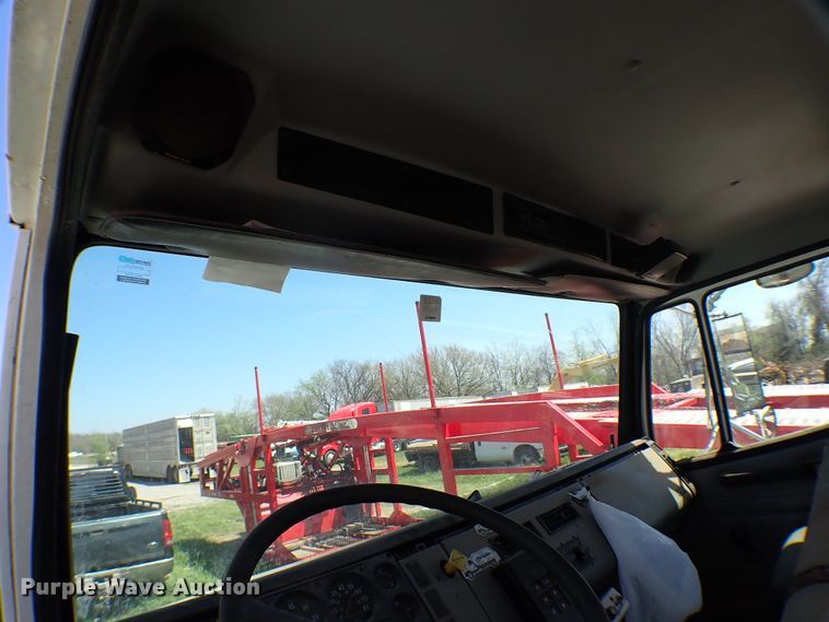 image for item KR9751 2000 Freightliner FL70  truck cab and chassis