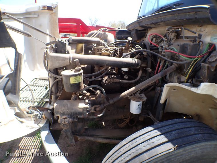 image for item KR9751 2000 Freightliner FL70  truck cab and chassis