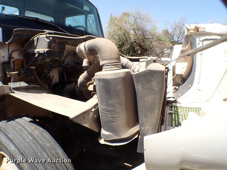 image for item KR9751 2000 Freightliner FL70  truck cab and chassis