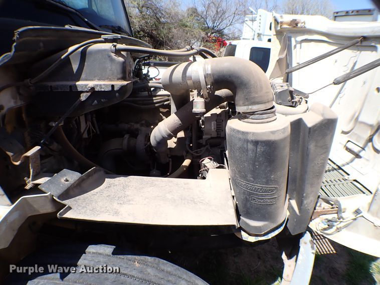 image for item KR9751 2000 Freightliner FL70  truck cab and chassis