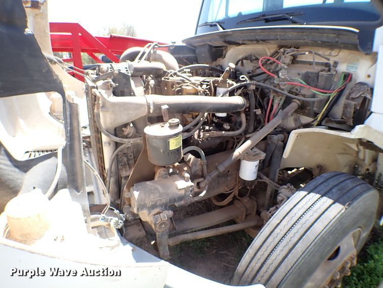 image for item KR9751 2000 Freightliner FL70  truck cab and chassis