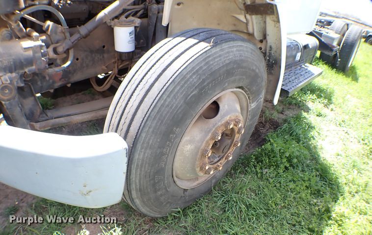 image for item KR9751 2000 Freightliner FL70  truck cab and chassis