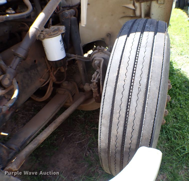 image for item KR9751 2000 Freightliner FL70  truck cab and chassis