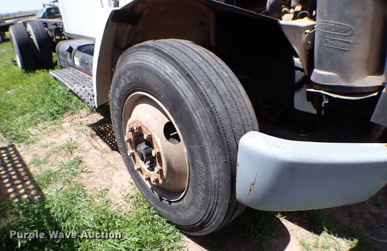 image for item KR9751 2000 Freightliner FL70  truck cab and chassis