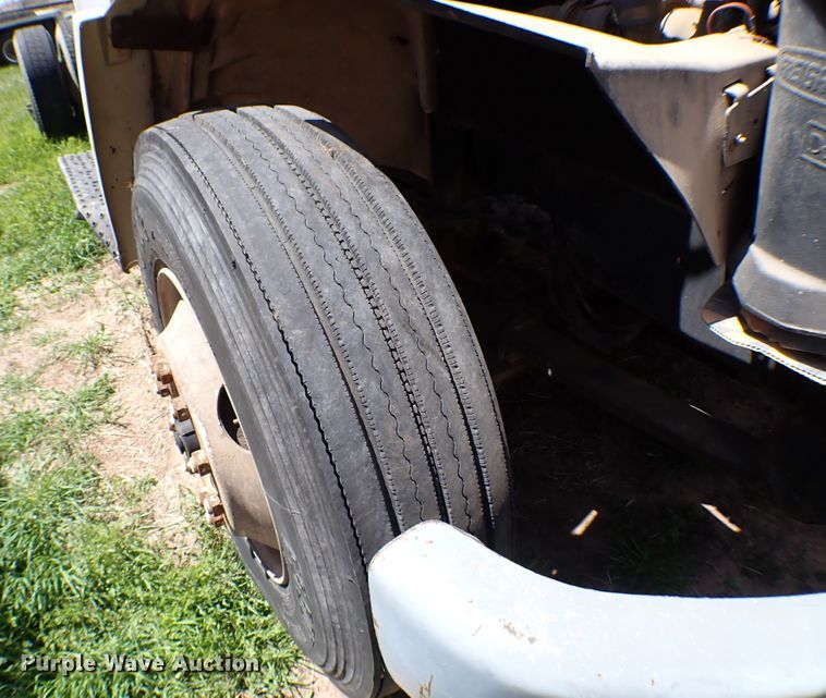 image for item KR9751 2000 Freightliner FL70  truck cab and chassis