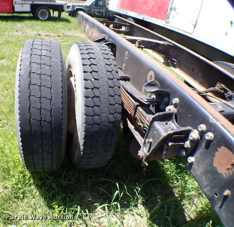 image for item KR9751 2000 Freightliner FL70  truck cab and chassis