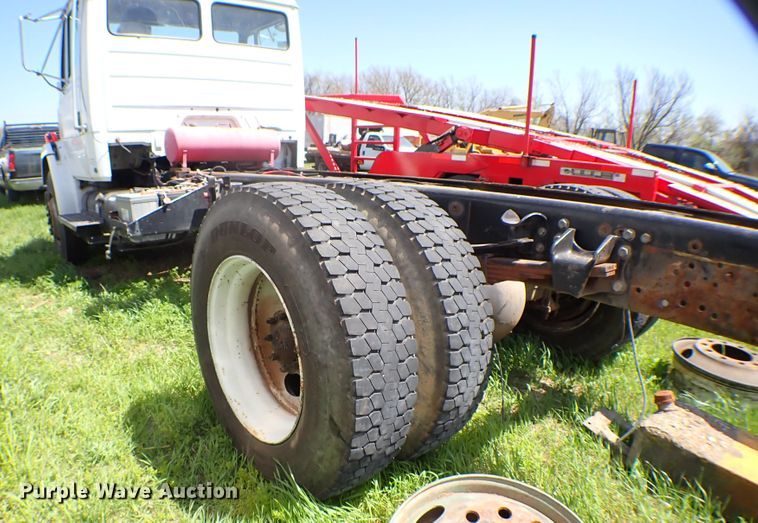 image for item KR9751 2000 Freightliner FL70  truck cab and chassis