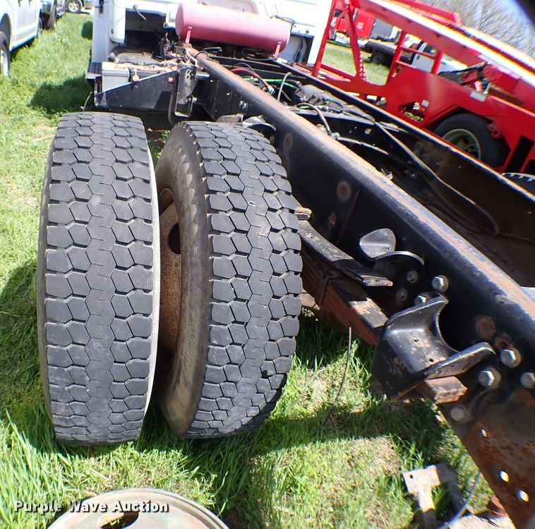 image for item KR9751 2000 Freightliner FL70  truck cab and chassis