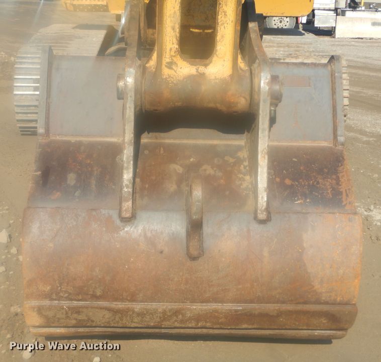 image for item KS9929 2005 John Deere 330C LC  excavator