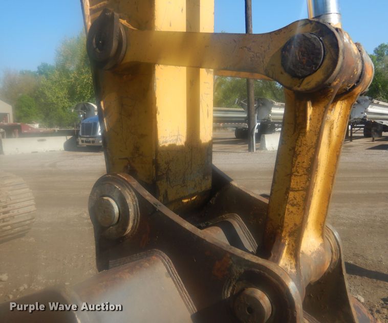 image for item KS9929 2005 John Deere 330C LC  excavator