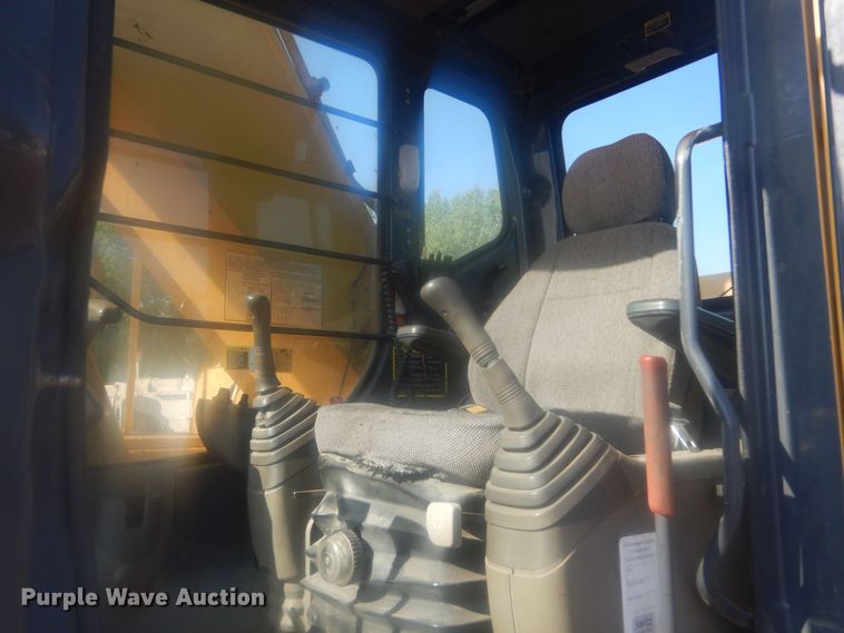 image for item KS9929 2005 John Deere 330C LC  excavator