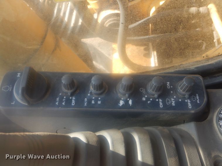 image for item KS9929 2005 John Deere 330C LC  excavator